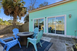 Outdoor dining - Studio Comfort with Beach Access for Spring Break (Panama City Beach)