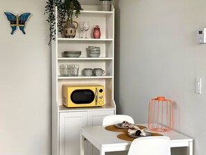 Dining - Dali Apartment - Close to Beaches & Downtown (St. Petersburg)