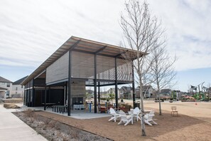 Outdoor dining - MCK716 – 28min to Toyota Base Camp - Sleeps 10 - Free Parking (Mckinney)