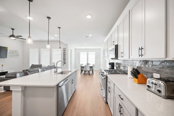 Fridge, microwave, oven, stovetop - MCK716 – 28min to Toyota Base Camp - Sleeps 10 - Free Parking (Mckinney)