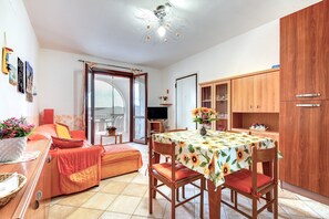 Dining - Apartment 'Orchidea' with Private Terrace and Air Conditioning (Capoliveri)