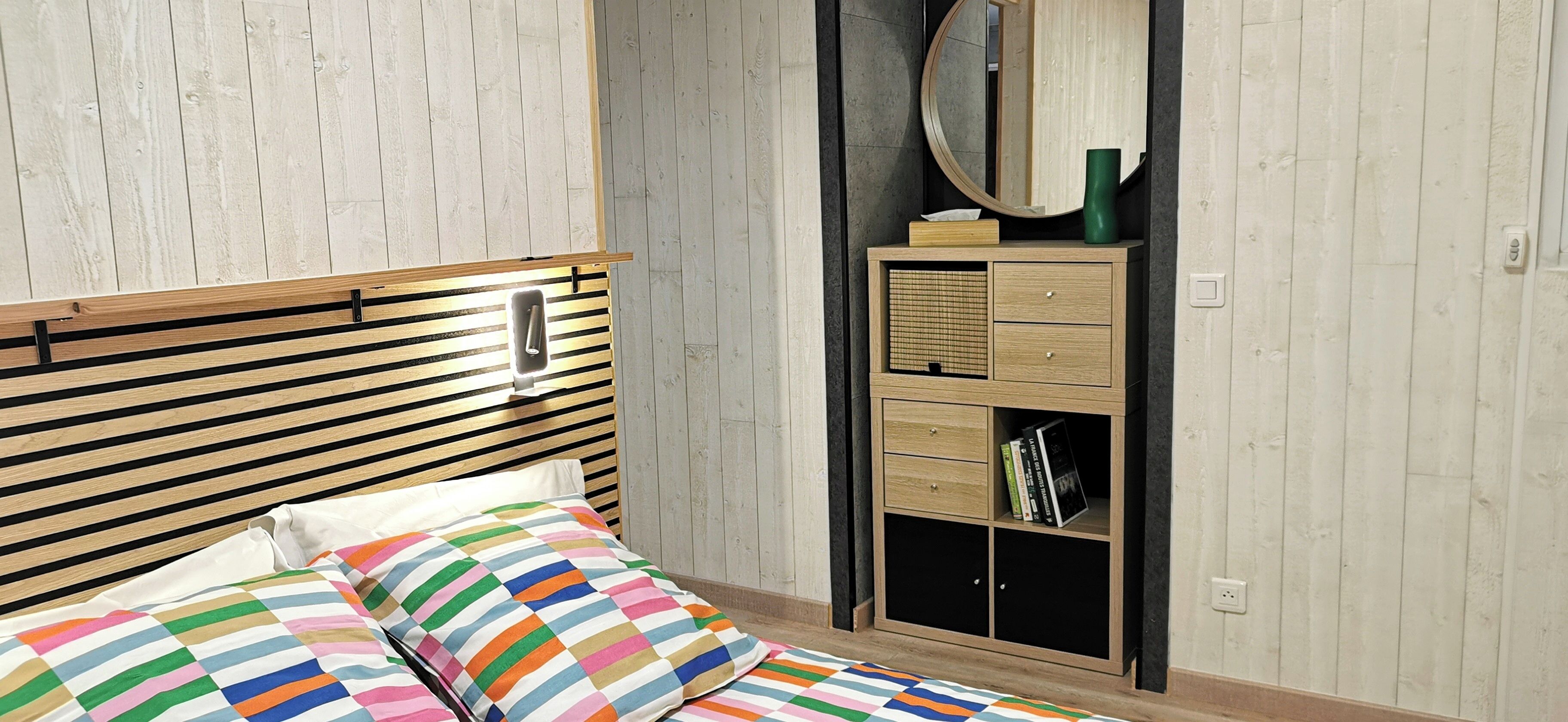 1 habitación, tabla de planchar con plancha y cuna de viaje 