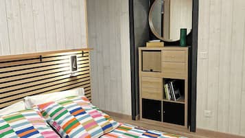 1 habitación, tabla de planchar con plancha y cuna de viaje