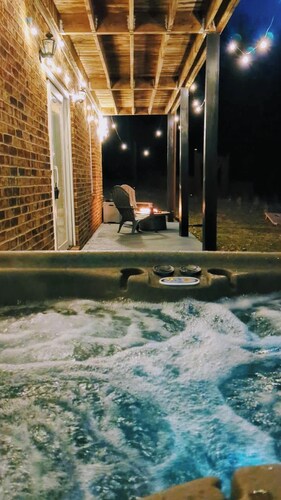 Mountain Views, Hot Tub, Movie Room, 12 Priv Acres