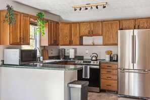 Réfrigérateur, four à micro-ondes, un four, surface de cuisson