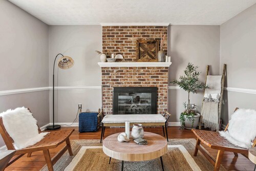 Mountain Views, Hot Tub, Movie Room, 12 Priv Acres