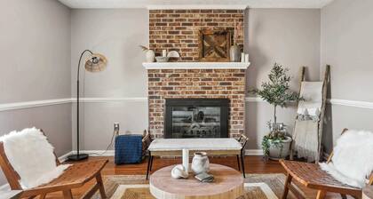 Mountain Views, Hot Tub, Movie Room, 12 Priv Acres