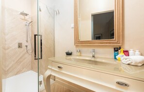 Een douche, handdoeken