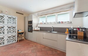 Fridge, microwave, oven, stovetop - Luxury Villa Rafaelle with pool near Poreč for up to 6 guests. (Vabriga)