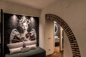 A modern interior with a large mural, a curved brick archway, and a minimalist bathroom. - Elegant Design Apartment Near Colosseum & Metro (Roma)