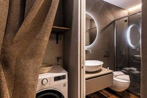 Shower, hair dryer, bidet, towels - Elegant Design Apartment Near Colosseum & Metro (Roma)