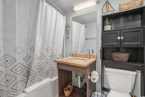 Sèche-cheveux, serviettes fournies, savon, papier toilette