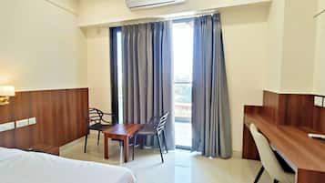 Deluxe dubbelrum | Sängtillbehör av högsta kvalitet, skrivbord och arbetsyta för laptop