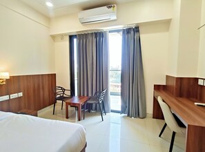 Kahden hengen deluxe-huone | Ylelliset vuodevaatteet, työpöytä