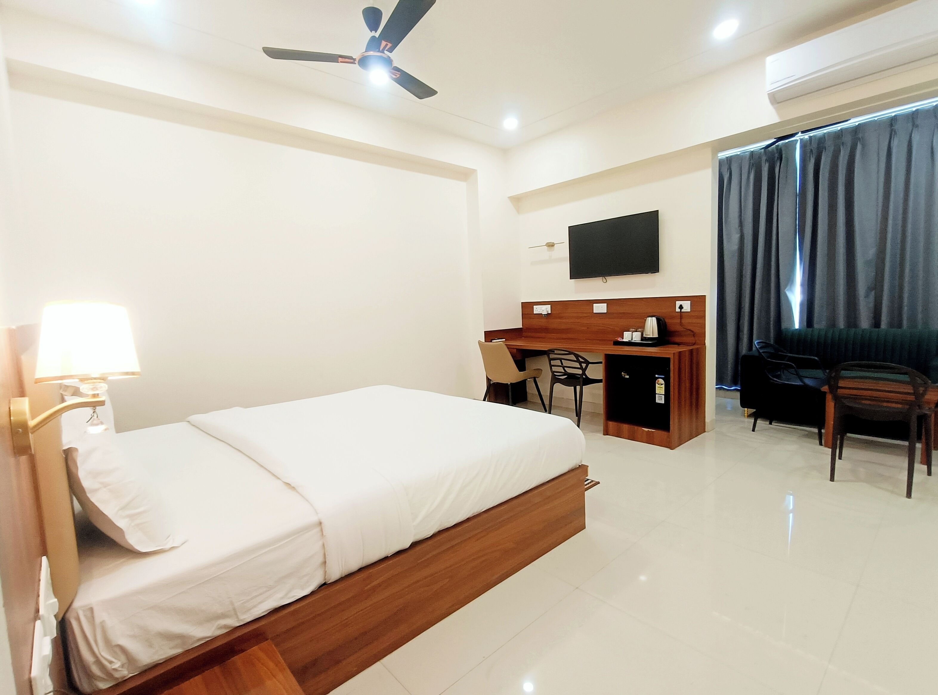 Deluxe-dobbeltværelse | Premium-sengetøj, skrivebord, arbejdsområde til bærbare computere