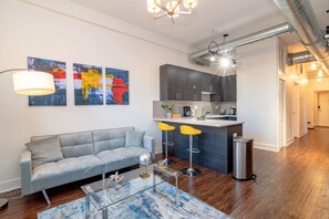 Living area - McCormick Smoke Ok 3BR Suite Near Soldier Field (Chicago)