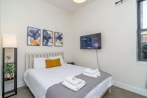3 habitaciones, escritorio y tabla de planchar con plancha 