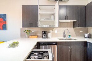 Fridge, microwave, oven, stovetop - McCormick Smoke Ok 3BR Suite Near Soldier Field (Chicago)