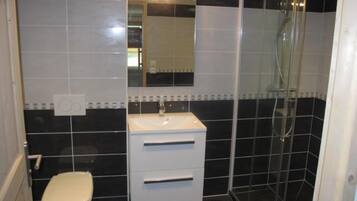 Een douche, een haardroger, handdoeken