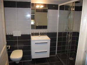 Dusche, Haartrockner, Handtücher