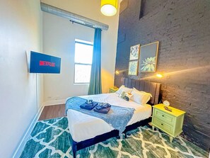 3 bedrooms, desk, iron/ironing board, travel crib - Cozy 3BR Modern Smoke Ok Unit Near McCormick (Chicago)
