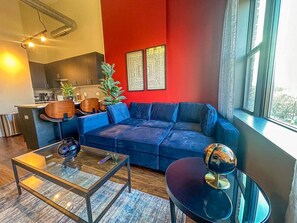 TV - Cozy 3BR Modern Smoke Ok Unit Near McCormick (Chicago)