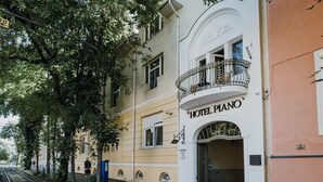 Un edificio con balcón y el cartel 