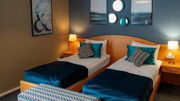 Tomannsrom – standard | Safe på rommet, blendingsgardiner og strykejern/-brett