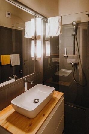 Bathroom - Hotel Piano (Szeged)