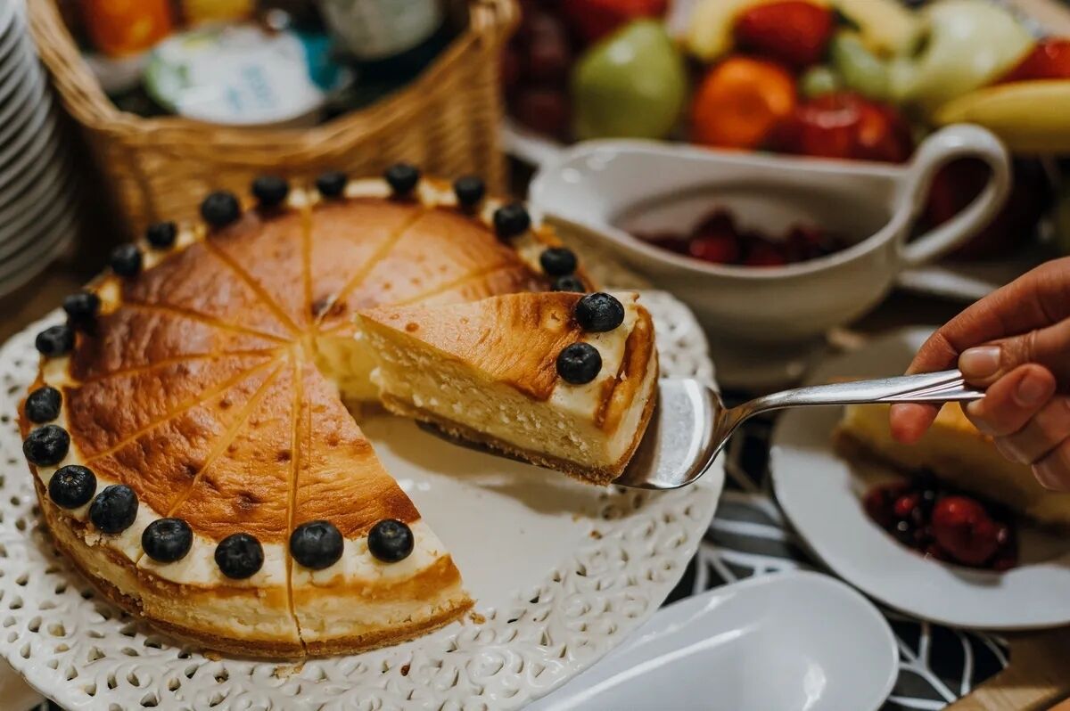 Una tarta de arándanos sobre un plato blanco.