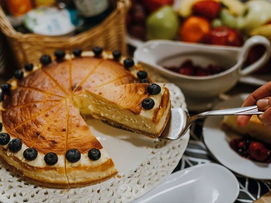 Una tarta de arándanos sobre un plato blanco.
