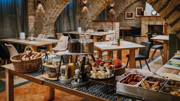 Un restaurante con paredes de ladrillo y varias mesas.