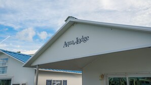 Aqua Lodges exteriör med en klar himmel.