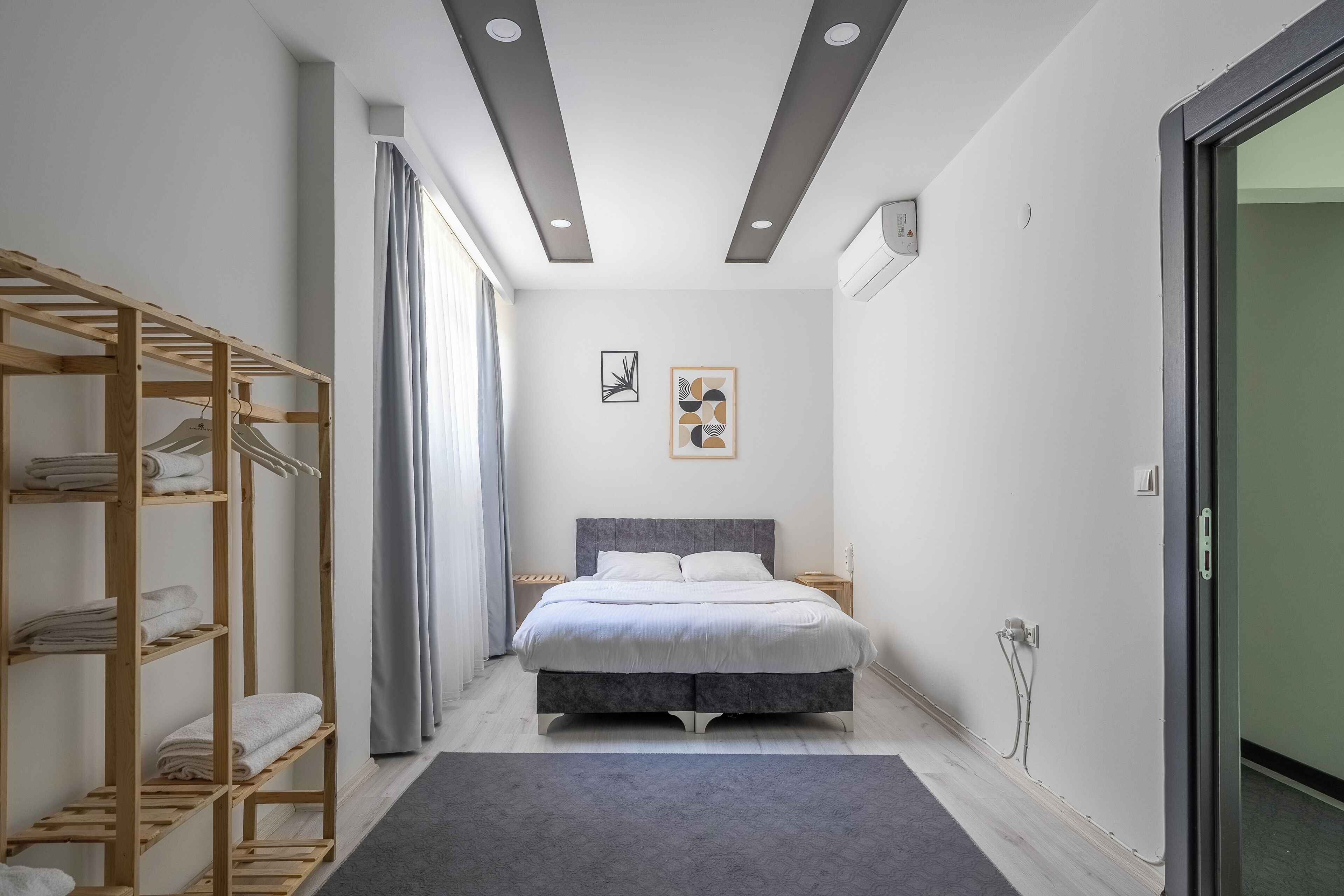 이코노미 아파트, 침실 3개, 욕실 2개 | 고급 침구, 각각 다른 스타일의 인테리어, 각각 다르게 가구 비치, 책상