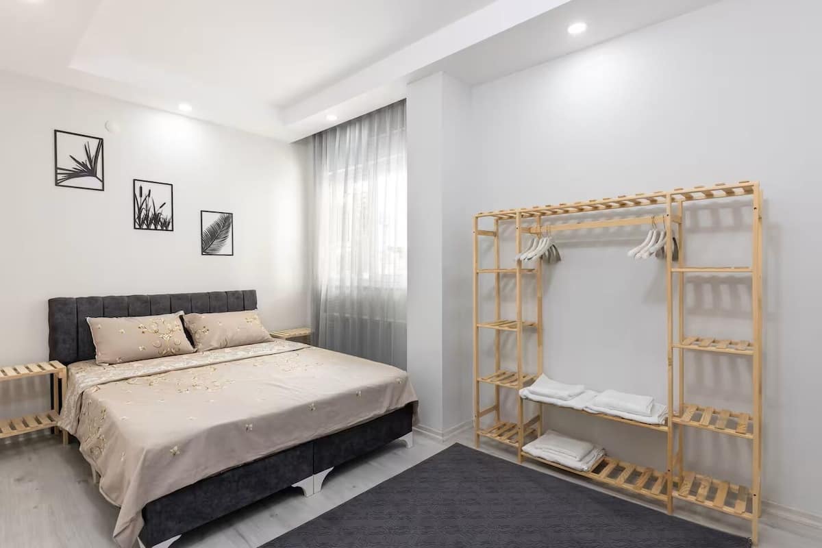 Economy Apartment, 4 Bedrooms, 2 Bathrooms | Premium bedding, individually decorated, individually furnished, desk