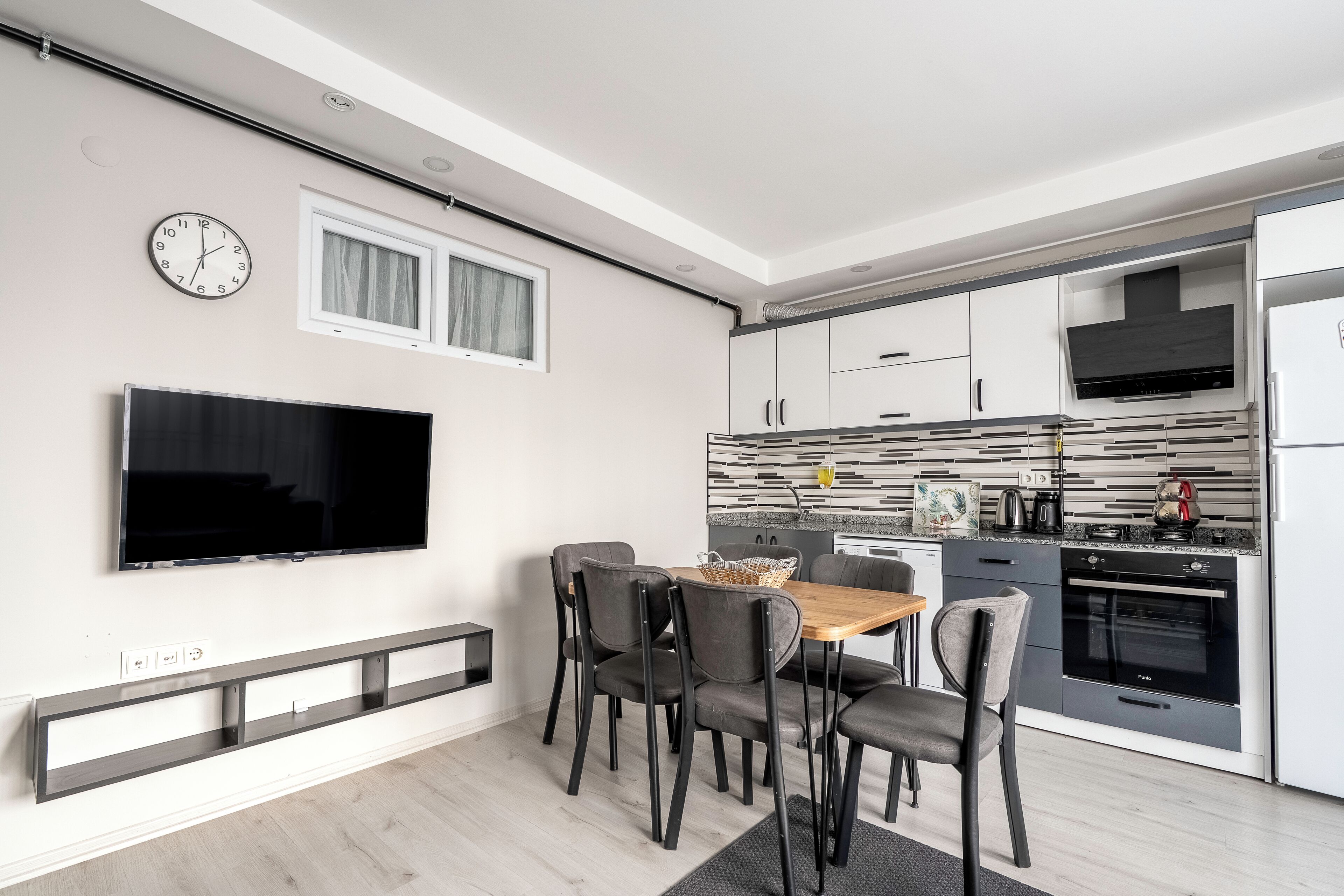 Economy Apartment, 3 Bedrooms, 2 Bathrooms | Ruang tamu | 80 cm televisyen dengan kabel 