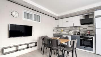 Economy Apartment, 3 Bedrooms, 2 Bathrooms | Ruang tamu | 80 cm televisyen dengan kabel