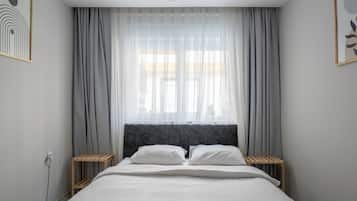 Economy Apartment, 3 Bedrooms, 2 Bathrooms | Peralatan tempat tidur premium, meja, ruang kerja komputer riba