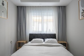 이코노미 아파트, 침실 3개, 욕실 2개 | 고급 침구, 각각 다른 스타일의 인테리어, 각각 다르게 가구 비치, 책상