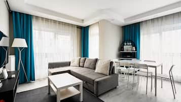 Family Apartment, 2 Bedrooms | Ruang tamu | 80 cm televisyen dengan kabel