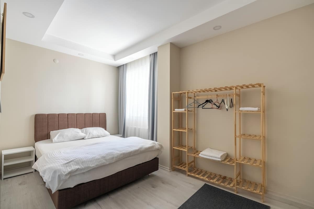 Economy-lejlighed - 4 soveværelser - 2 badeværelser | Premium-sengetøj, individuelt design, individuel indretning, skrivebord