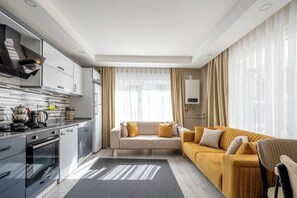 이코노미 아파트, 침실 4개, 욕실 2개 | 거실 공간 | 케이블 채널 시청이 가능한 80cm TV