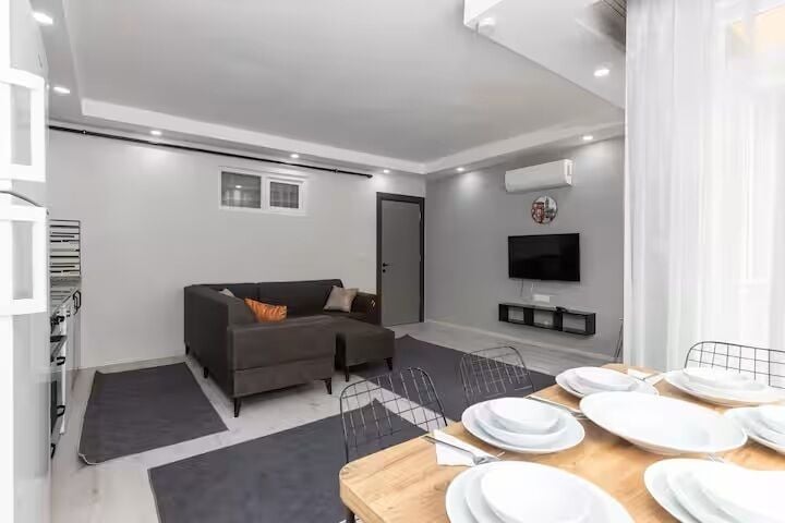 이코노미 아파트, 침실 3개, 창문 없음 | 거실 공간 | 케이블 채널 시청이 가능한 80cm TV