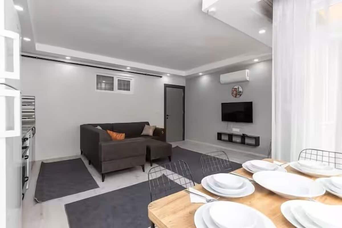 Economy-lejlighed - 3 soveværelser - uden vindue | Opholdsområde | 80-centimeters tv med kabelkanaler