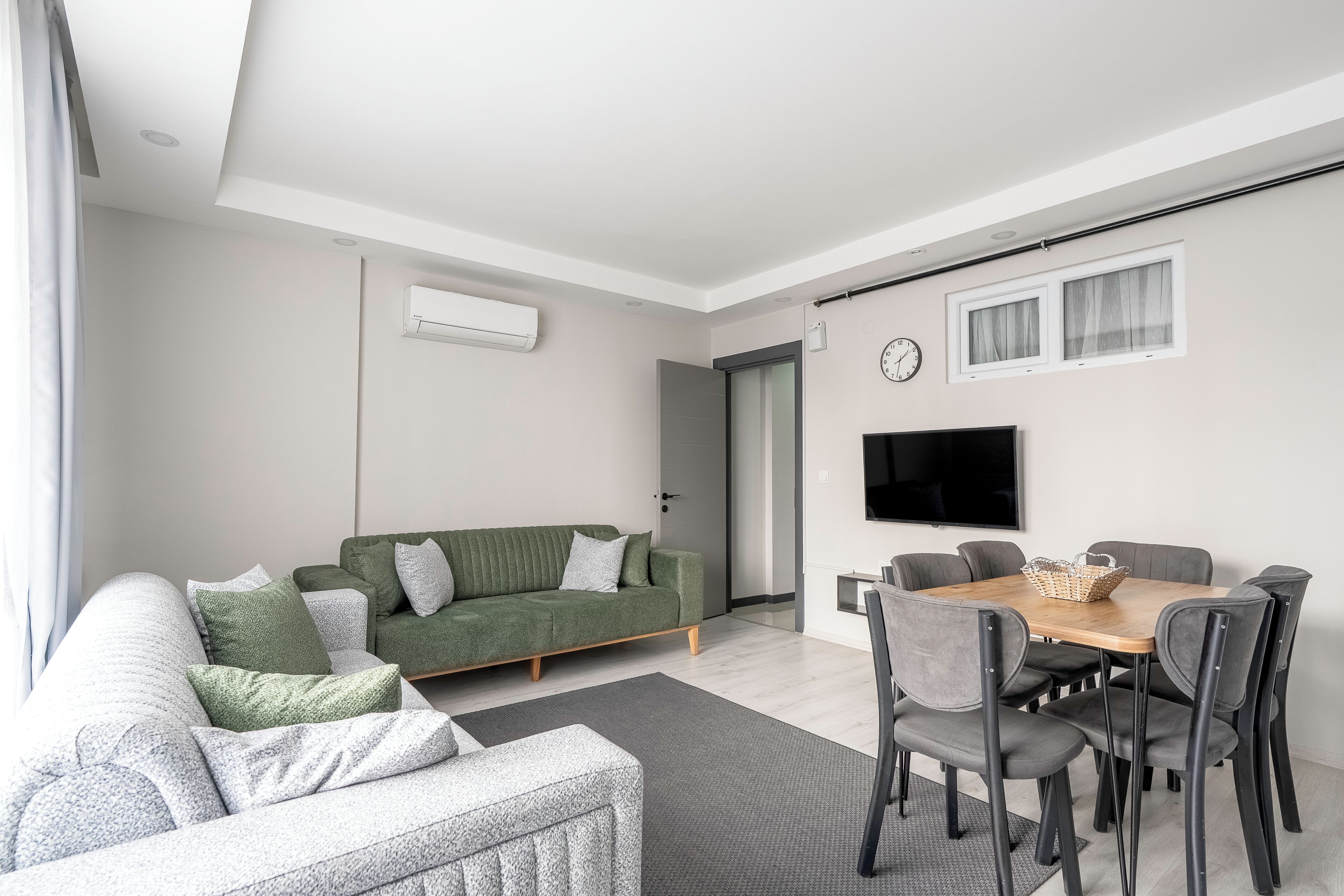 이코노미 아파트, 침실 3개, 욕실 2개 | 거실 공간 | 케이블 채널 시청이 가능한 80cm TV