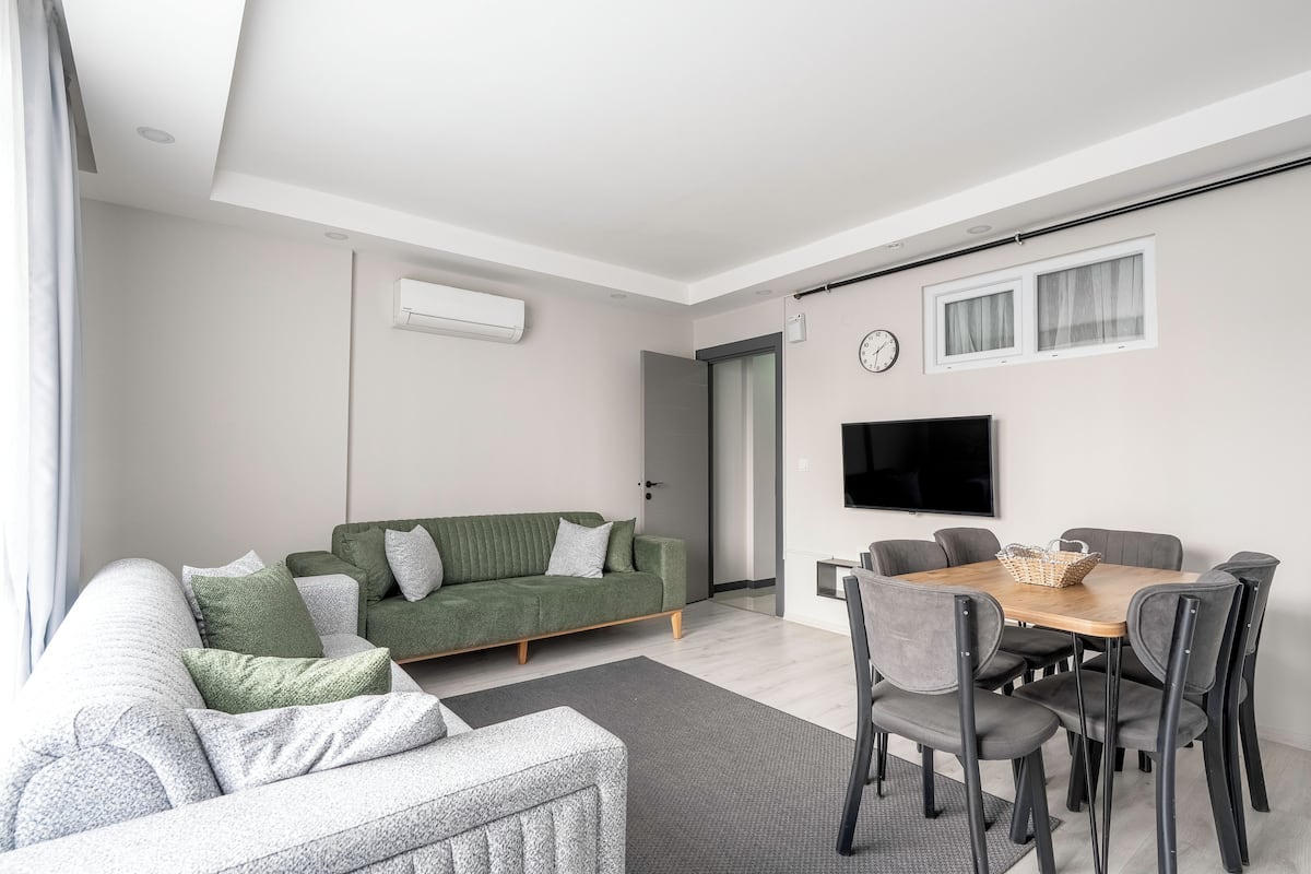 Economy-lejlighed - 3 soveværelser - 2 badeværelser | Opholdsområde | 80-centimeters tv med kabelkanaler