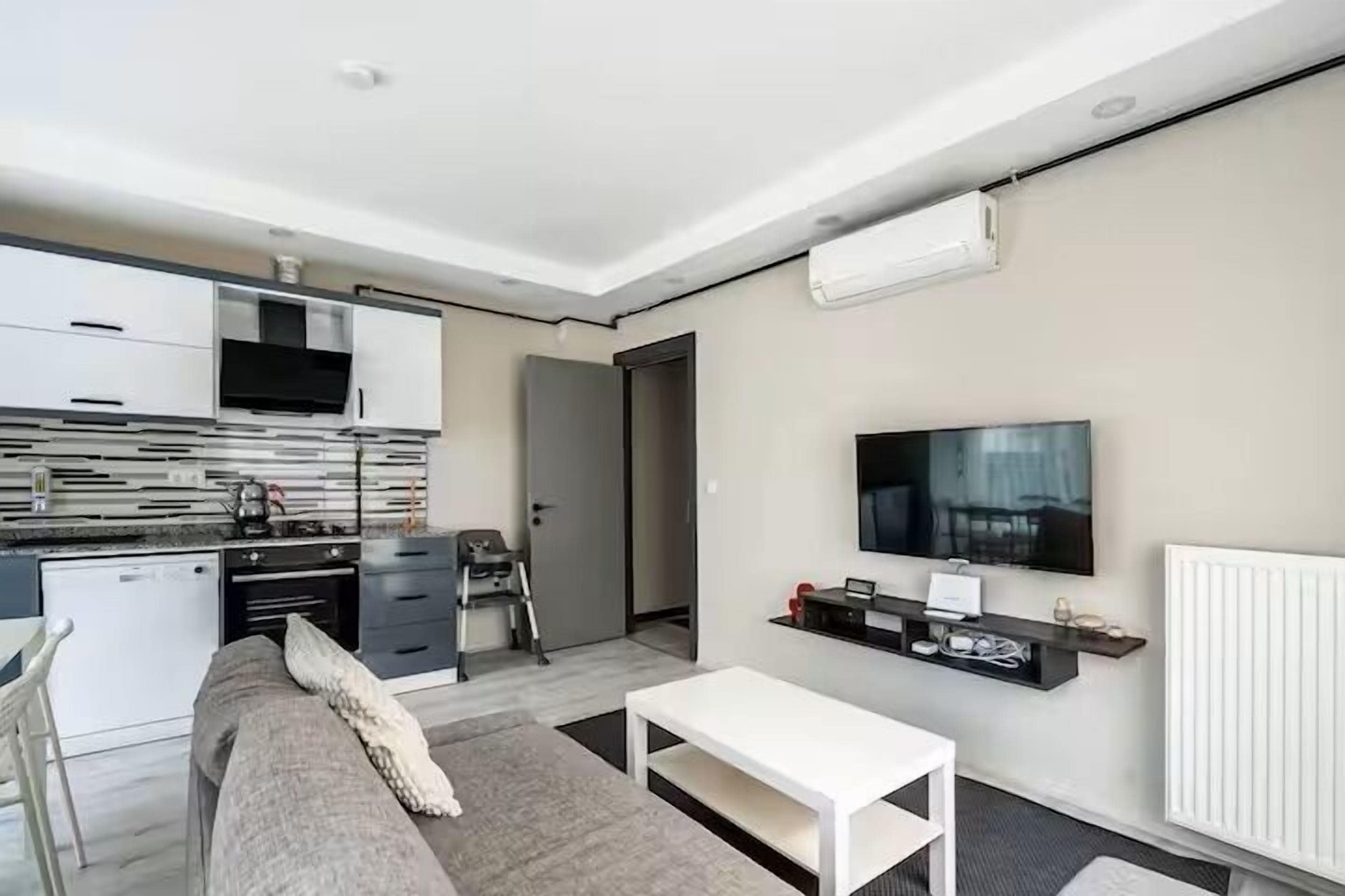 패밀리 아파트, 침실 2개 | 거실 공간 | 케이블 채널 시청이 가능한 80cm TV