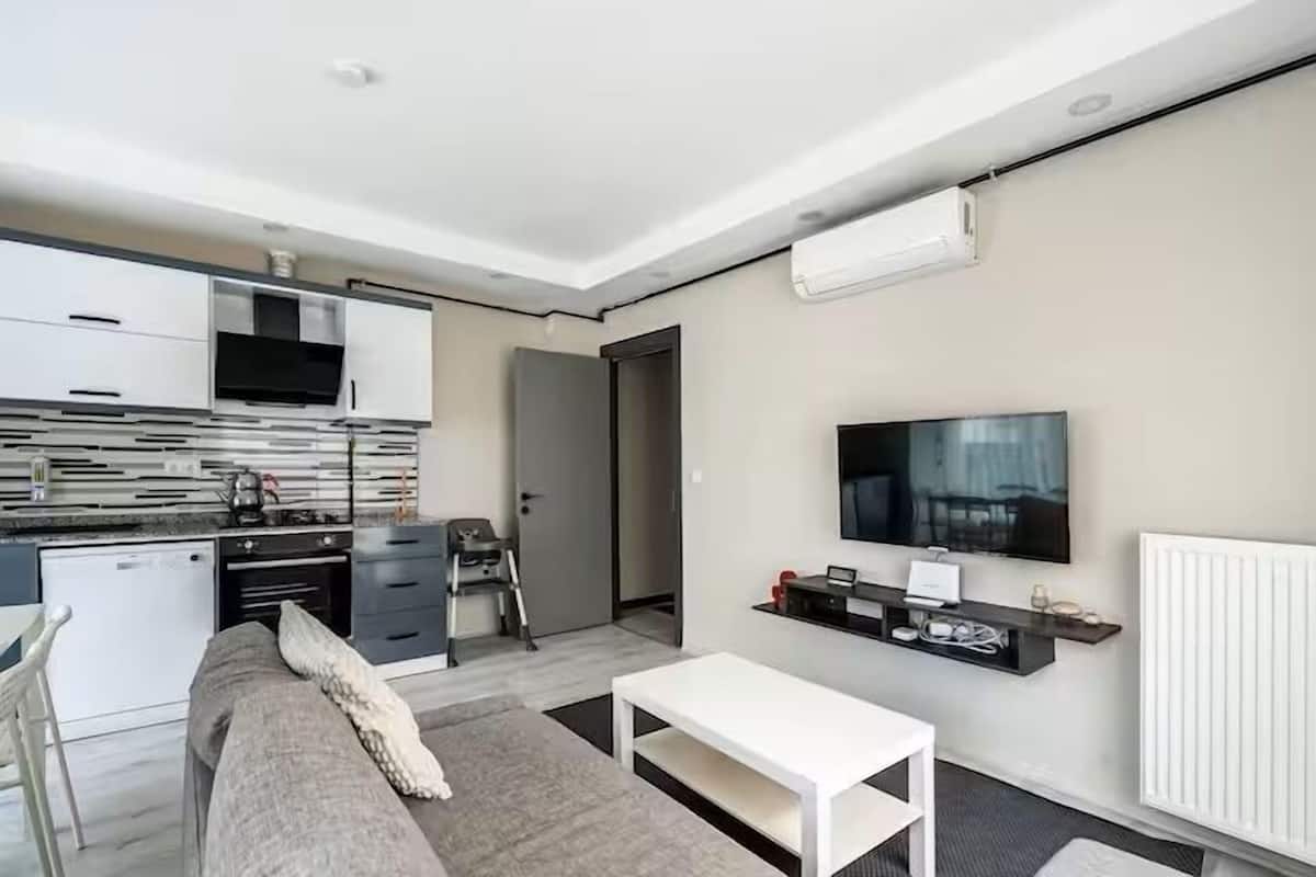 Familielejlighed - 2 soveværelser | Opholdsområde | 80-centimeters tv med kabelkanaler