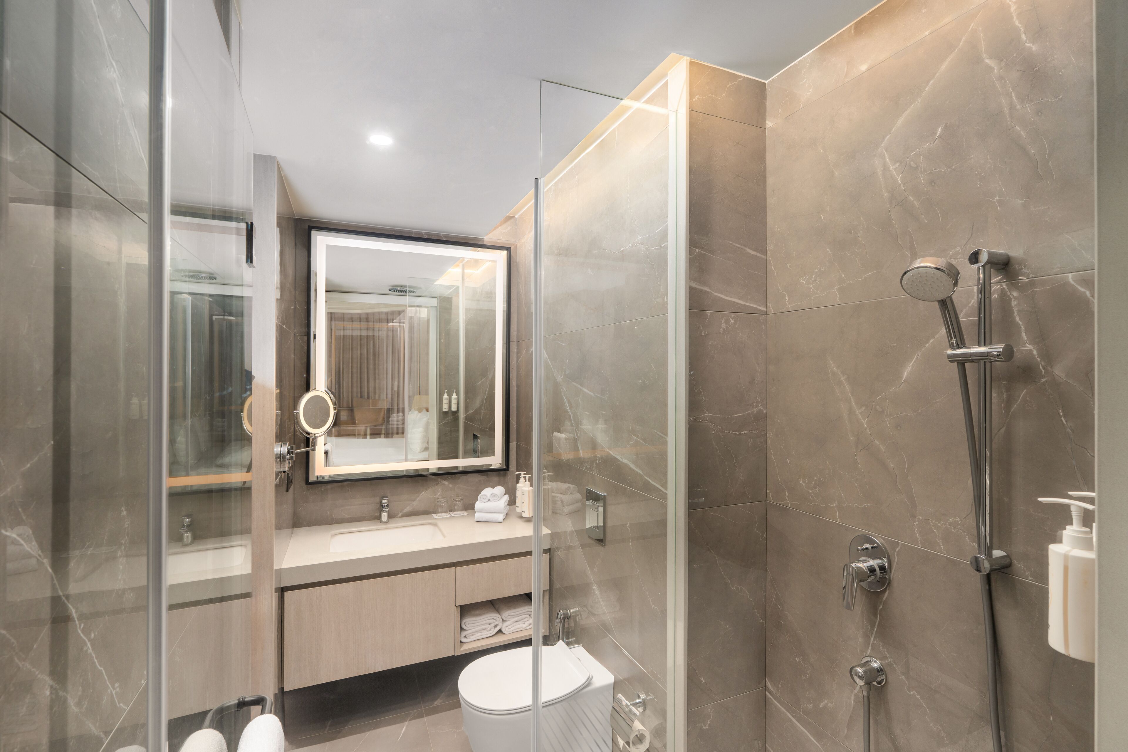 Habitación Deluxe | Baño | Ducha y cabezal de ducha tipo lluvia