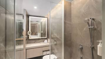 Habitación Deluxe | Baño | Ducha y cabezal de ducha tipo lluvia